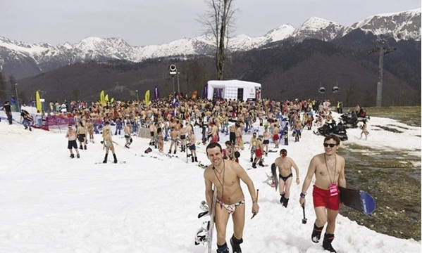 Kỷ lục 1.000 người cởi đồ, mặc bikini trượt tuyết tại Nga